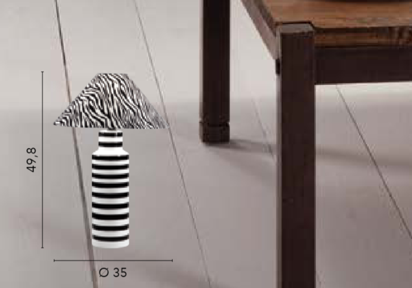 Lume in ceramica con decoro zebrato e base a righe bianco-nero 1XE14 non incl. KENYA Lume in ceramica con decoro zebrato e base a righe bianco-nero 1XE14 non incl. KENYA